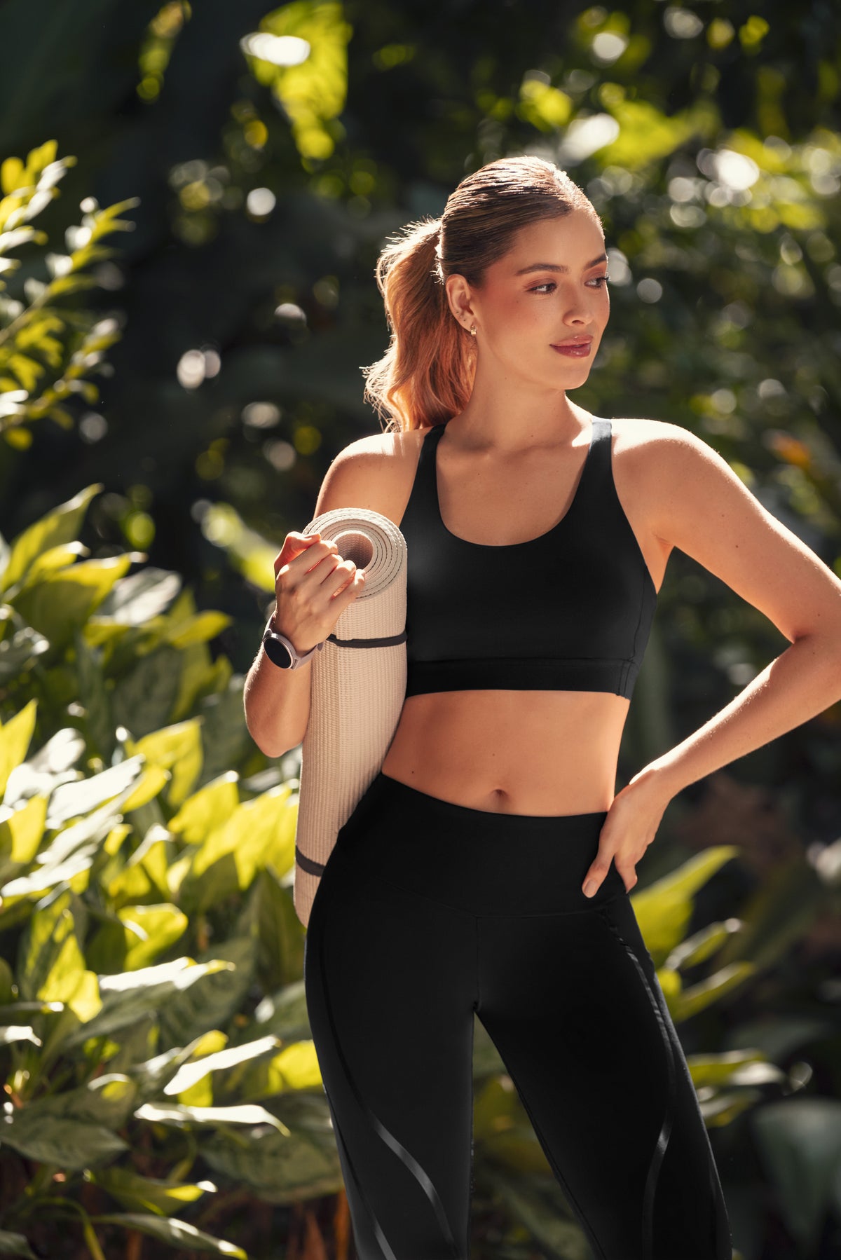 TOP DEPORTIVO CON COPAS REMOVIBLES Y CARGADERAS GRADUABLES