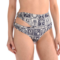 PANTY DE VESTIDO DE BAÑO EN ACCESORIOS EN EL COSTADO