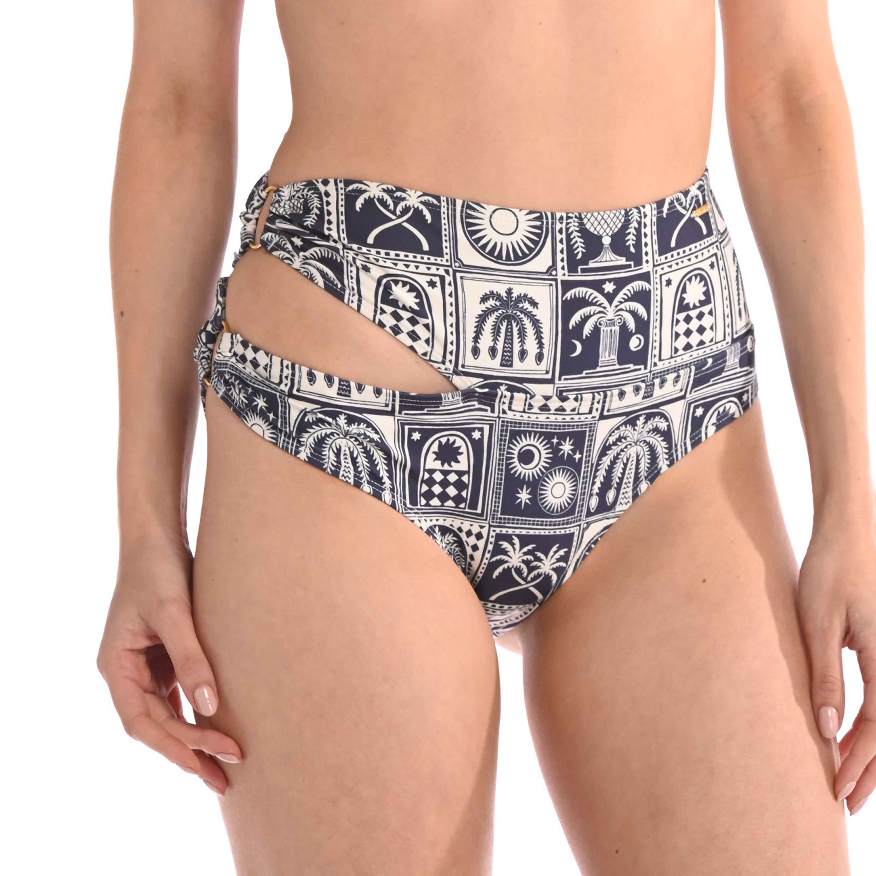 PANTY DE VESTIDO DE BAÑO EN ACCESORIOS EN EL COSTADO